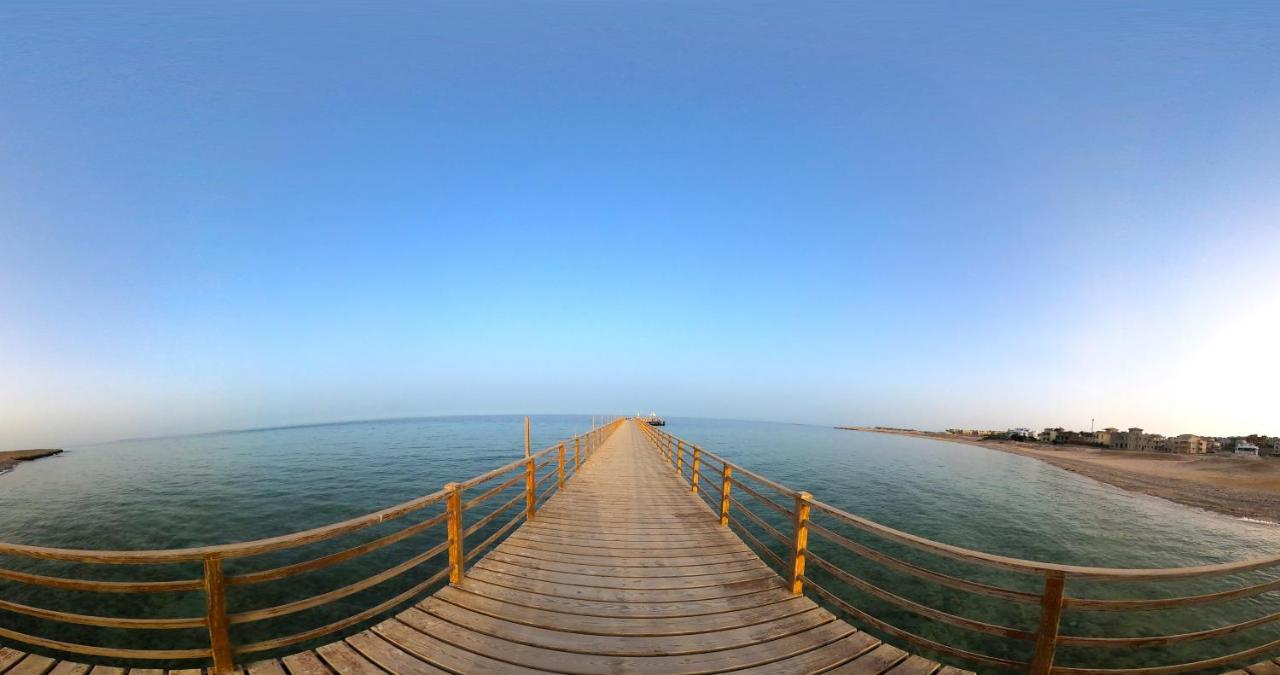 Luxury Seafront Pool Villa - 3 Stories & Roof Floor - All Master Bedrooms Hurghada Ngoại thất bức ảnh
